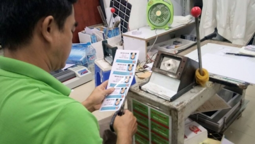 Nhân viên gia công thẻ nhựa của In Thẻ Nhựa đang thực hiện gia công thẻ nhựa, thẻ dập nổi sau in